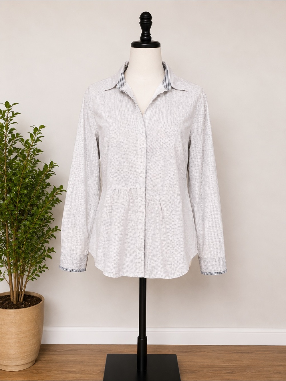 Liz Claiborne Light Patterned Women’s Button-Up Shirt - White & Light Blue